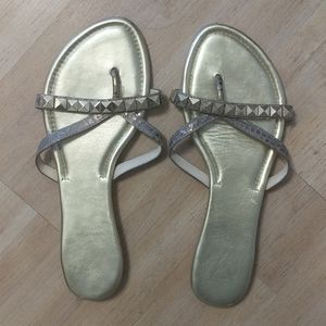 Flat gold tongue sandals